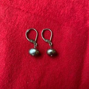 Black pearl clasp earrings